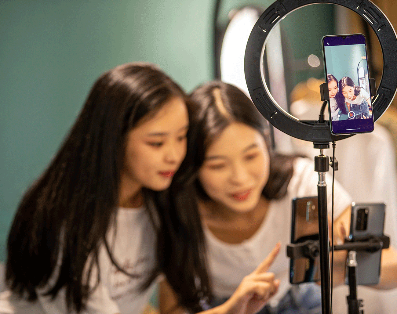 Profesyonel Video Çekimi İçin Başlangıç Rehberi. Günümüz dijital dünyasında video içeriği, en çok tüketilen ve en etkili iletişim araçlarından biri haline gelmiştir.