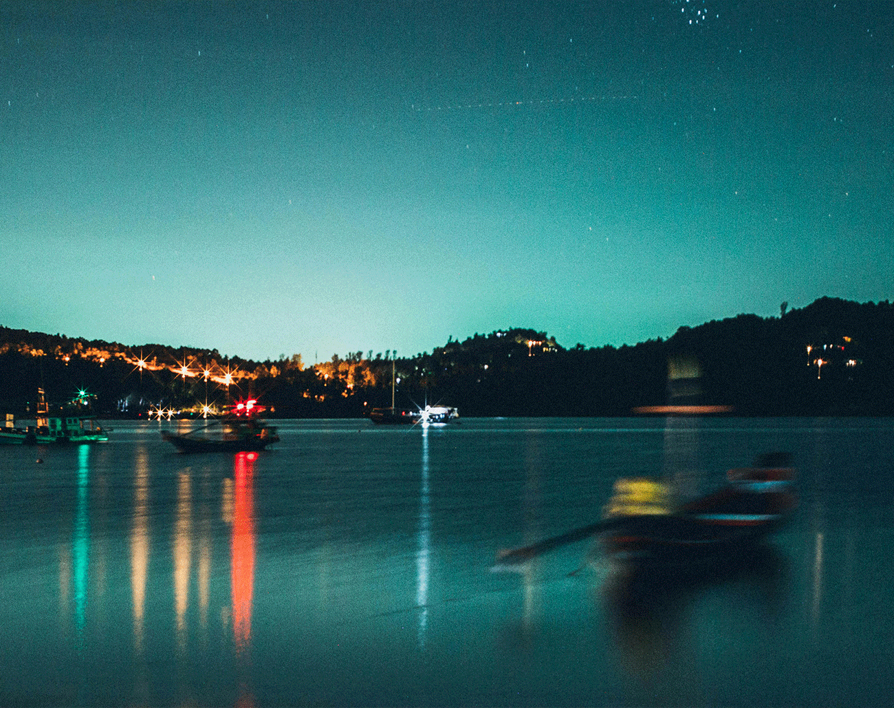 Antalya'da Gece Fotoğrafçılığı. Güneş battığında Antalya bambaşka bir atmosfere bürünür. Şehrin ışıkları, sahil şeridinin ışıltısı ve gökyüzündeki yıldızlar gece fotoğrafçılığı için mükemmel bir ortam sunar.