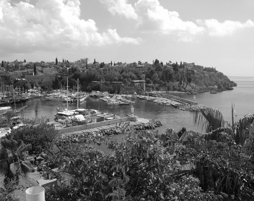 Siyah-Beyaz-Antalya-1-1024x811 Siyah Beyaz Antalya: Akdeniz’in Renklerini Gölgeyle Anlatmak