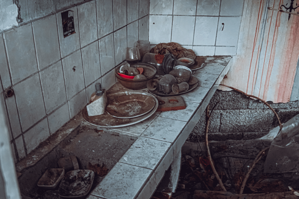 Terk Edilmiş Bir Lavabonun Anatomisi