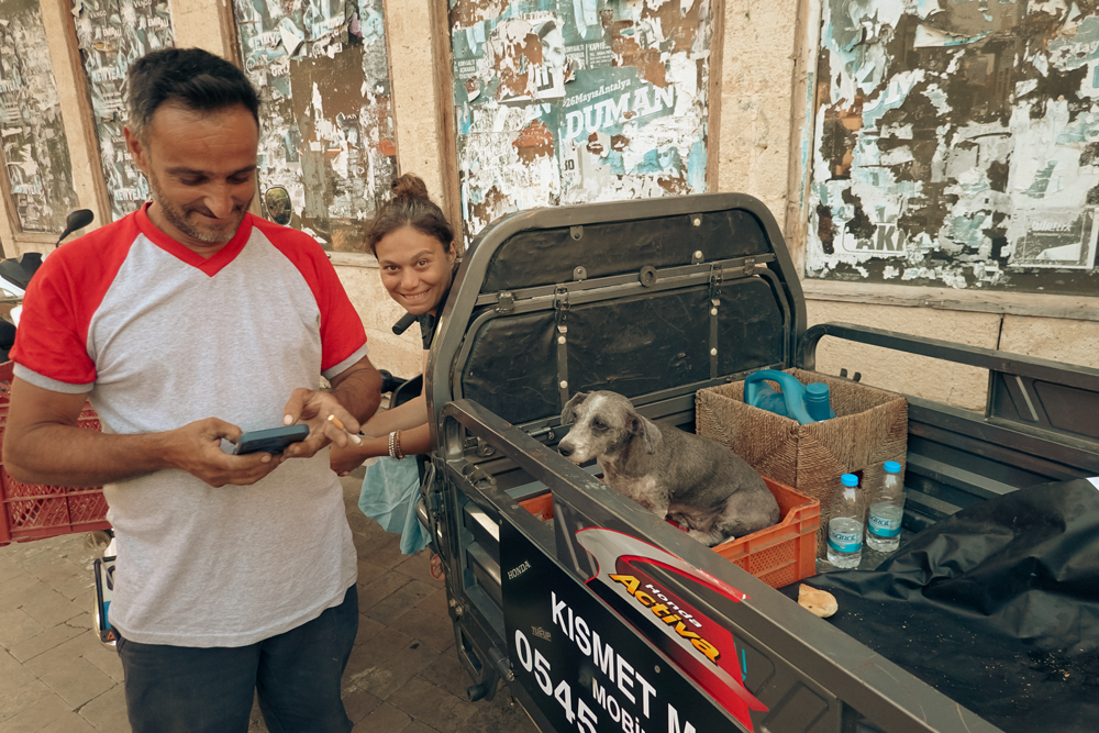 antalya-fotografcilik-kursu-fotograf-hikayeleri-gorseli-kopegin-hikayesi-3 Bir Kamyonet Kasasında Bekleyen Hayat: Köpeğin Sessiz Bakışındaki Hikâye
