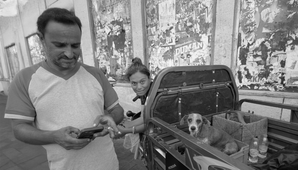 antalya-fotografcilik-kursu-ornek-calismasi-5-kopegin-hikayesi-5-siyah-beyaz-gorsel-1024x583 Bir Kamyonet Kasasında Bekleyen Hayat: Köpeğin Sessiz Bakışındaki Hikâye
