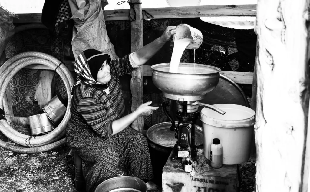 antalya-fotografcilik-hikayeleri-siyah-beyaz-sut-doken-kadin-1024x634 Akan Süt, Duran Zaman-Bir Fotoğraf Hikayesi