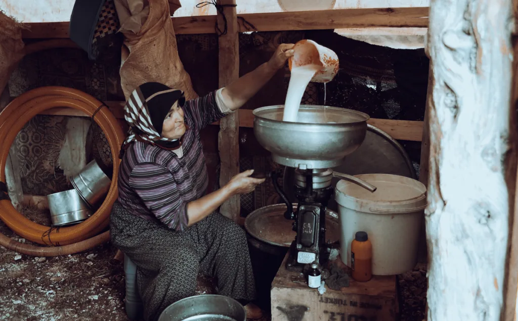 antalya-fotografcilik-hikayeleri-sut-doken-kadin-hikayesi-1024x634 Akan Süt, Duran Zaman-Bir Fotoğraf Hikayesi