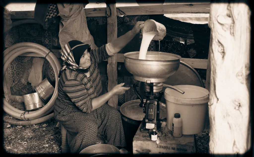 antalya-fotografcilik-hizmetleri-sut-kaynatan-kadin-1024x634 Akan Süt, Duran Zaman-Bir Fotoğraf Hikayesi