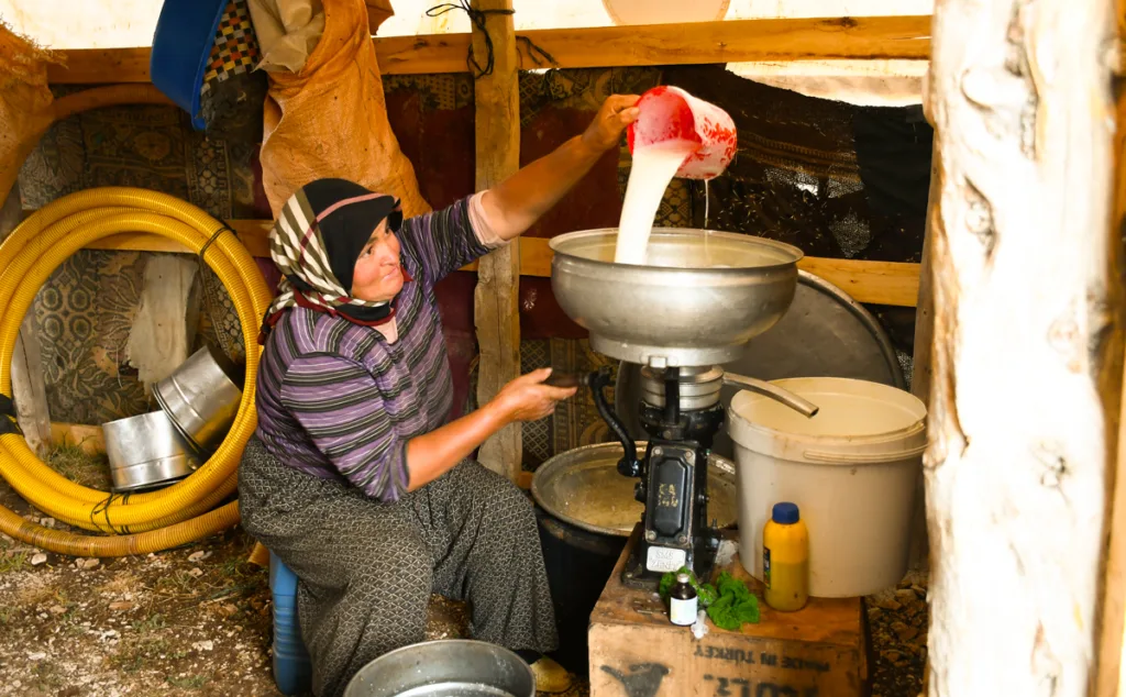 fotografcilik-hikayeleri-sut-kaynatan-kadin-hikayesi-1024x634 Akan Süt, Duran Zaman-Bir Fotoğraf Hikayesi